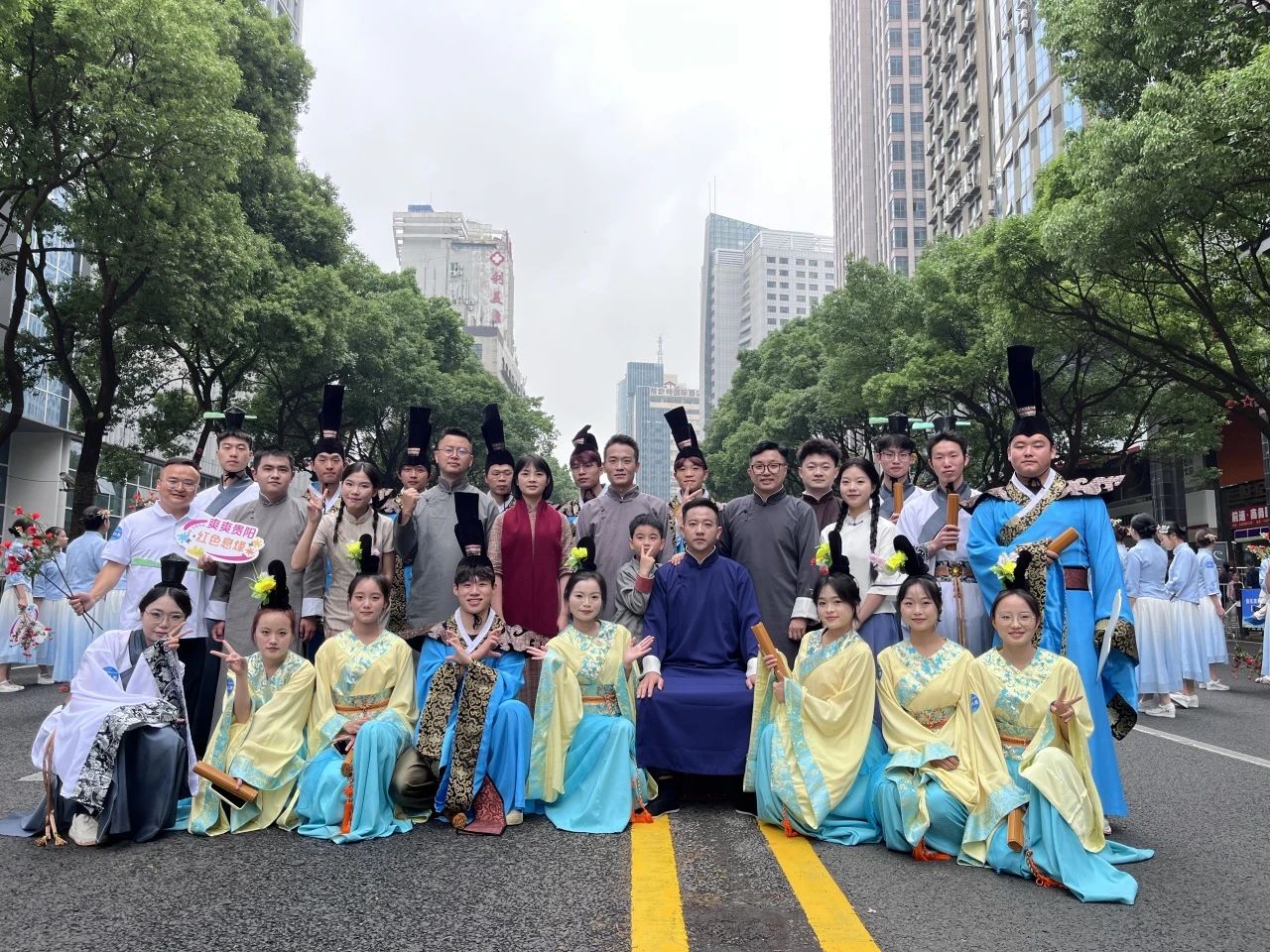 时珍学子亮相贵州民族团结大巡游：以知行合一奏青春和弦，以团结之力筑和谐新篇
