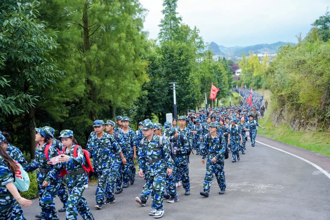 青春征途 步履不停｜贵州中医药大学时珍学院2025级新生军训徒步行军活动圆满结束！