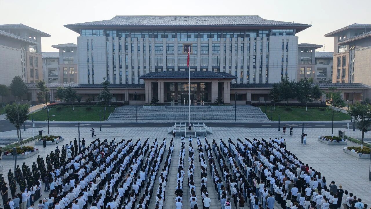 青春逐梦新时代 笃行实干启新篇 | 我校举行2026年秋季学期“开学第一课”主题升旗仪式